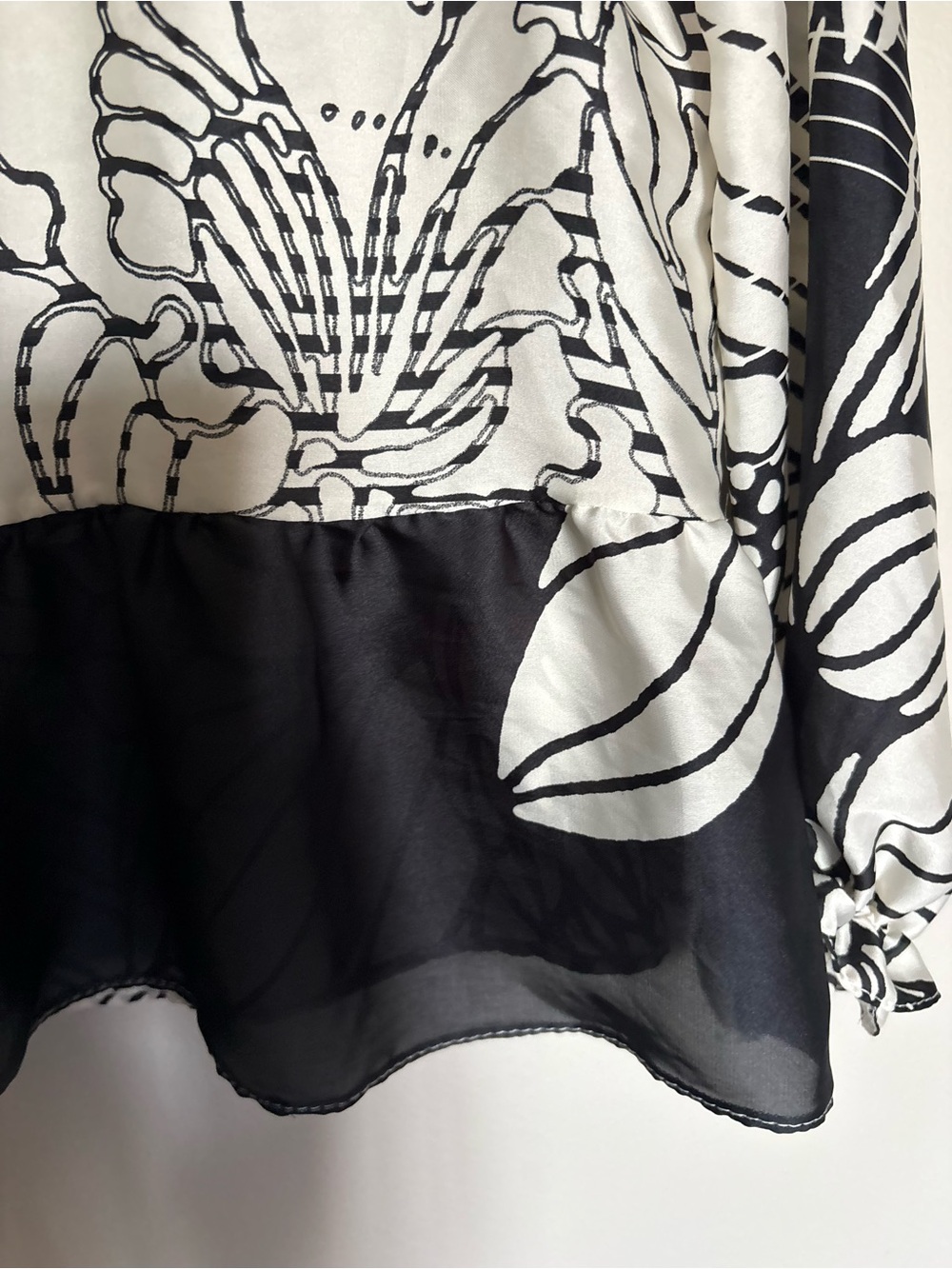 Rinascimento Monochrome Floral Tie-Front Blouse - Picture 10 of 10
